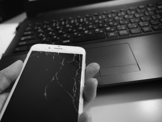 iPhoneの画面割れの原因と対処法｜割れた画面の修理方法